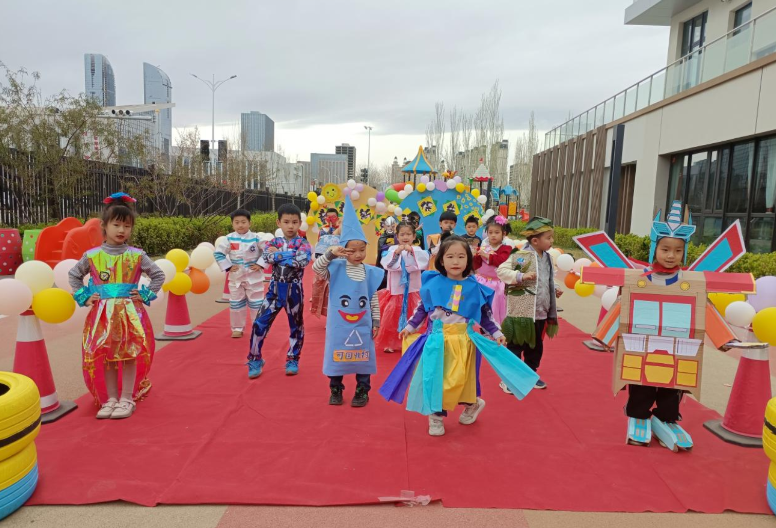 用旧报纸,易拉罐,纸杯,塑料袋,光碟等材料设计制作的环保服饰穿在身上