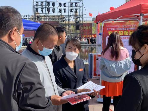 永宁县为民营企业搭台开专场招聘会 100余家企业携5600余