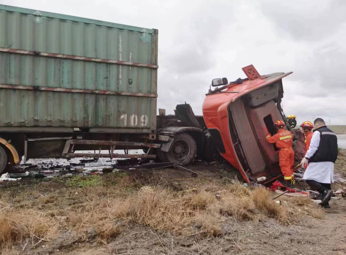 两半挂车相撞酿事故1人被困消防紧急救援