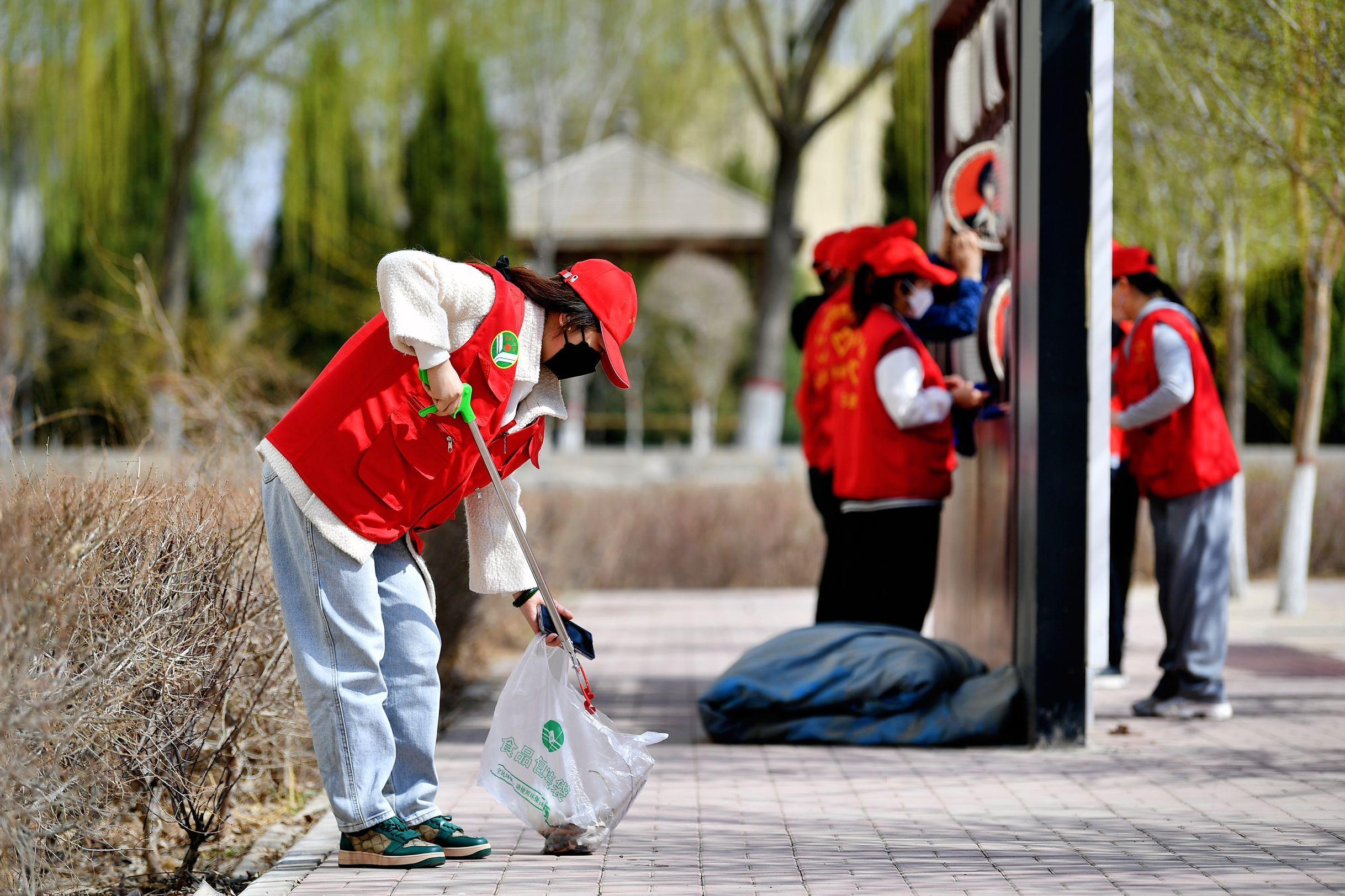 志愿者用行动为城市文明增添暖意