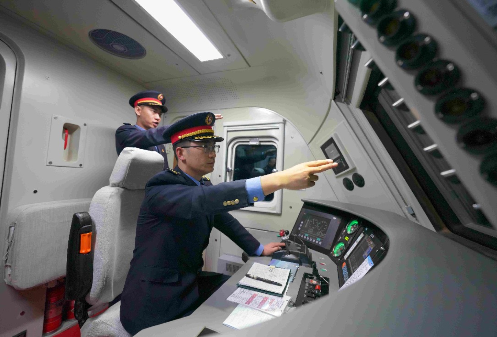 今夜雷锋号机车从银川出发实现34年来首次进京