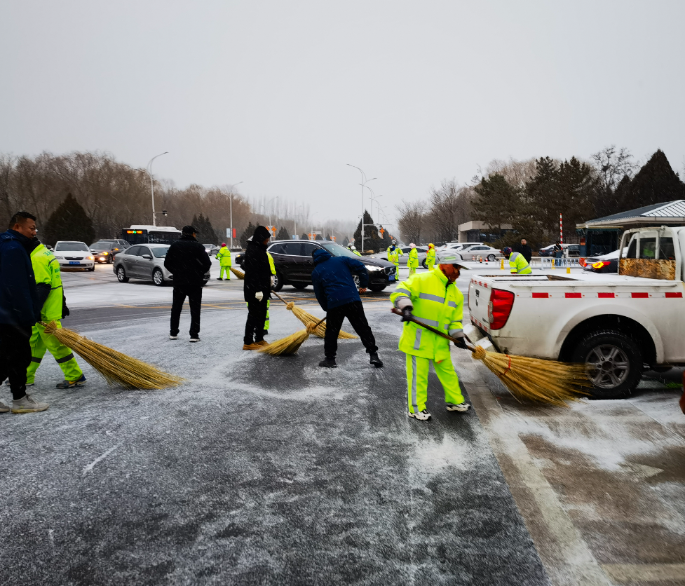 降雪天气来袭环卫工人全力清雪保畅通