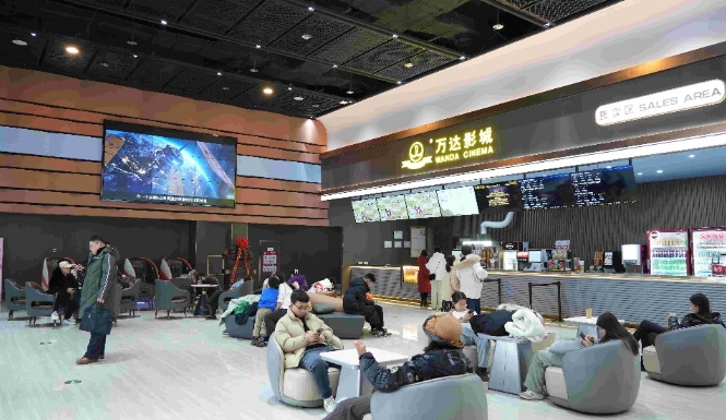 >走进万达影城(银川兴庆万达广场店),影厅里坐满了等候电影开场的市民