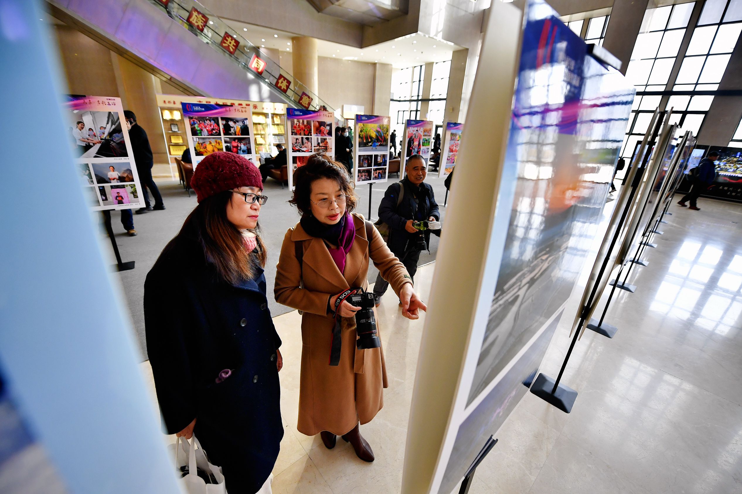 第十届宁夏女摄影家作品展亮相银川市民大厅