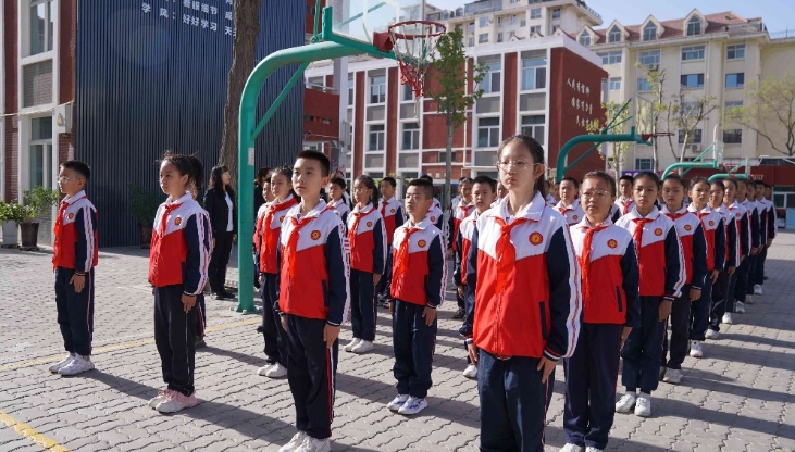 兴庆区缅怀革命英烈上好新时代大思政课