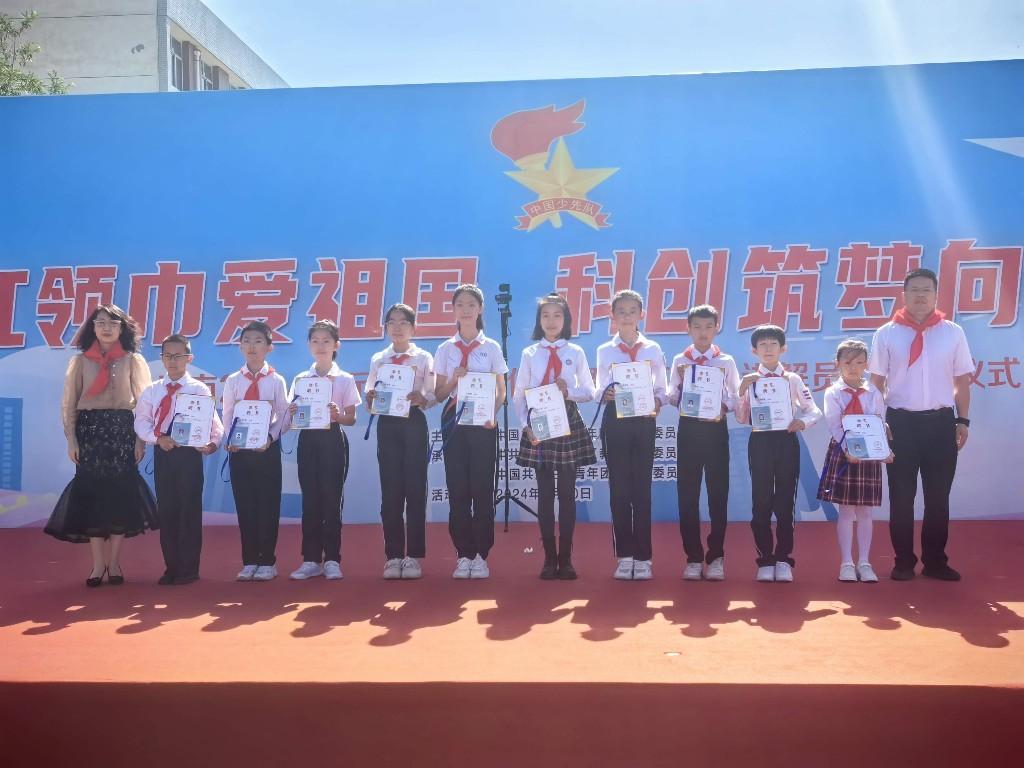 入队仪式开始前,嘉宾们观摩了西夏区第十二小学"艺美四韵"美术展,聆听