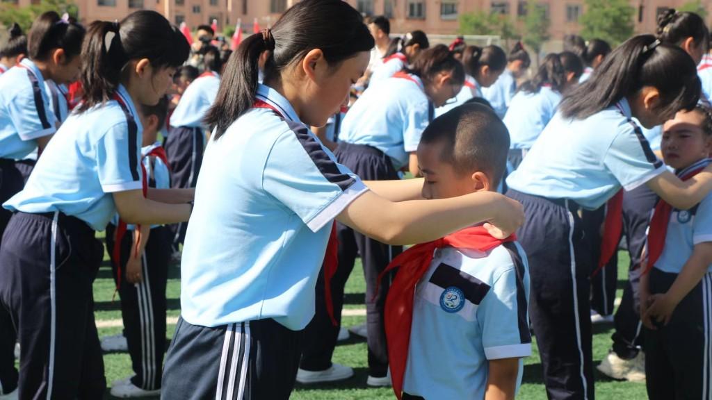 银川市举行2024年示范性入队仪式暨"红领巾讲解员"聘任仪式