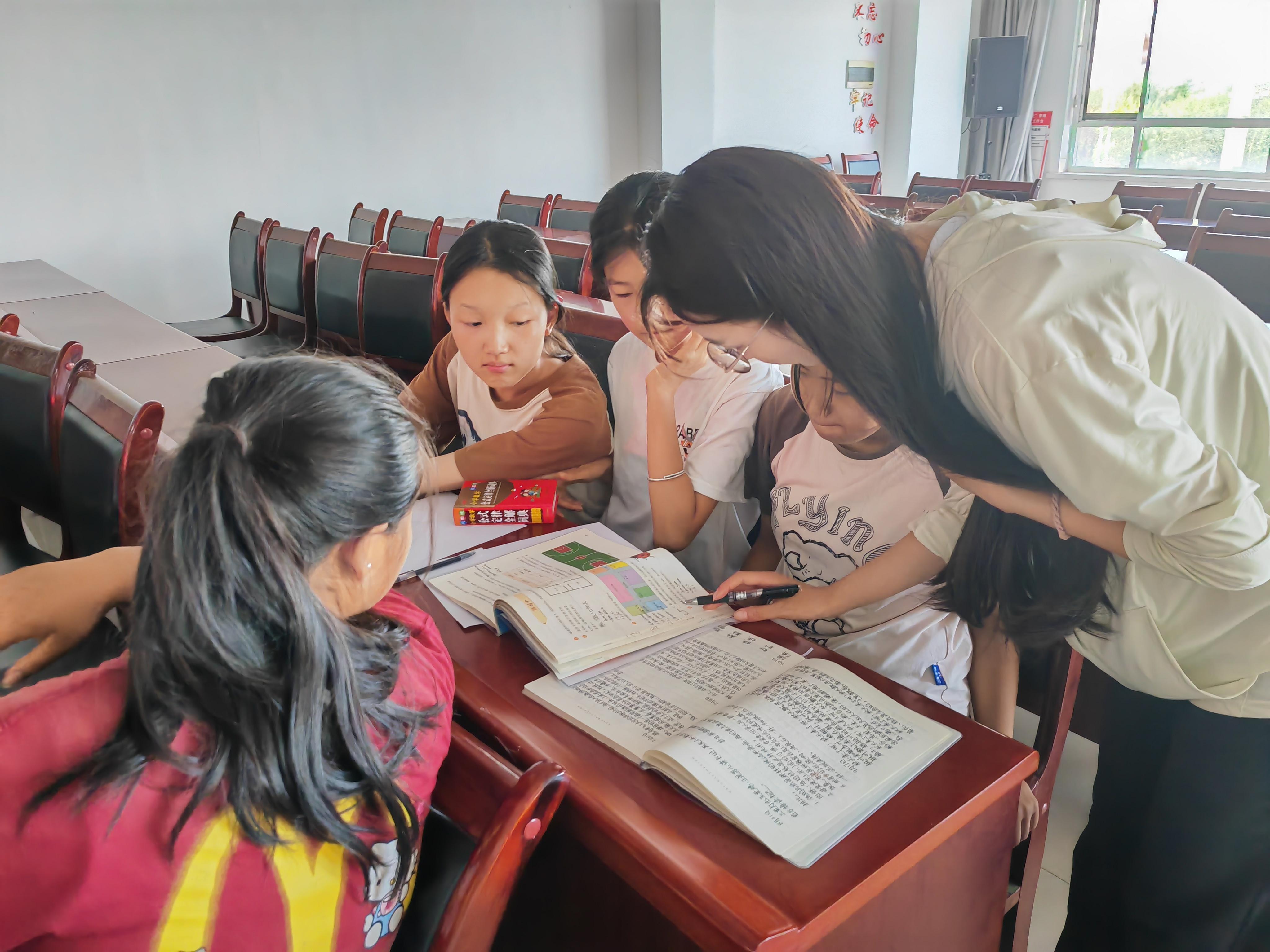 大学生志愿者走进社区和乡村 绘就儿童"七彩假期"