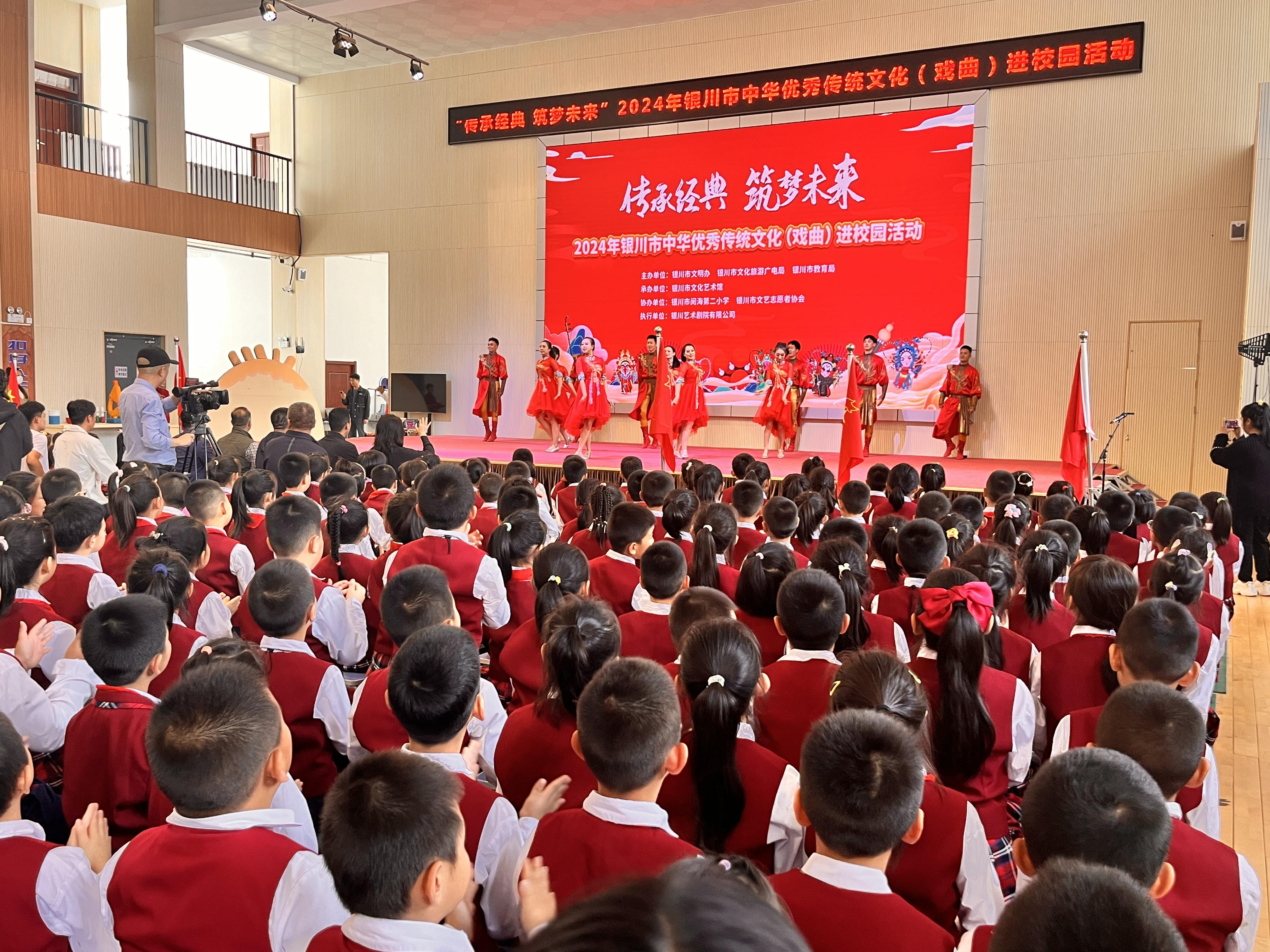 当前所在位置:>首页>新闻中心>县区>本次戏曲进校园活动,通过非遗传承