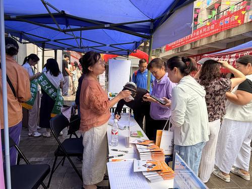 银川市举办家政专场招聘会暨家政促消费活动(图2)